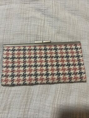 Woven Houndstooth Clutch/Wallet. Kisslock closure. Minimalist. Classic.